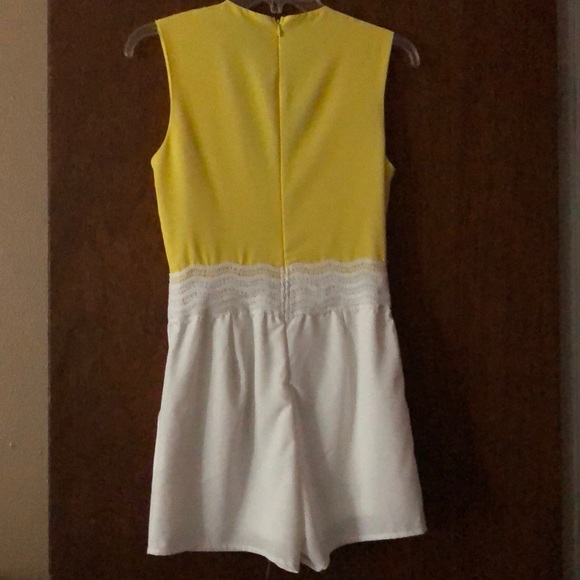 Yellow and white romper like new - Picture 4 of 4